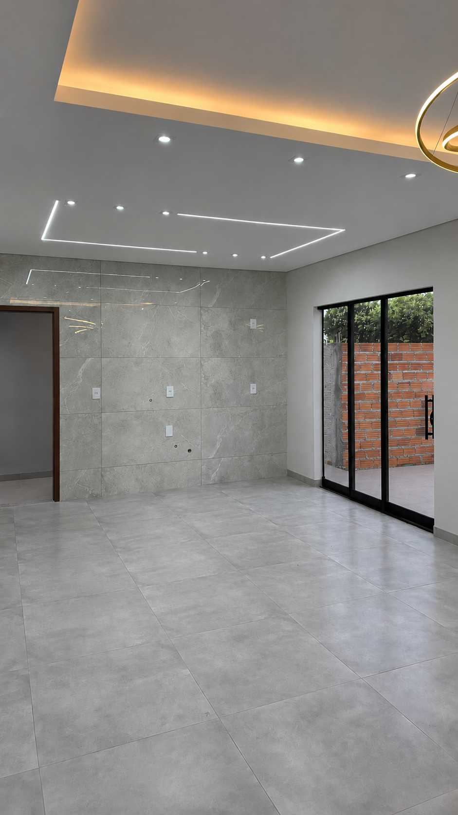 Cozinha com parede em porcelanato e porta de vidro para o quintal