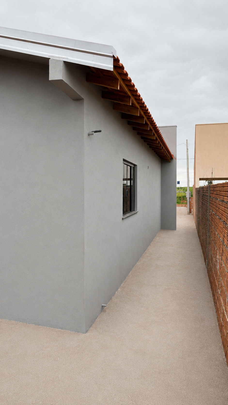 Corredor lateral direito da casa