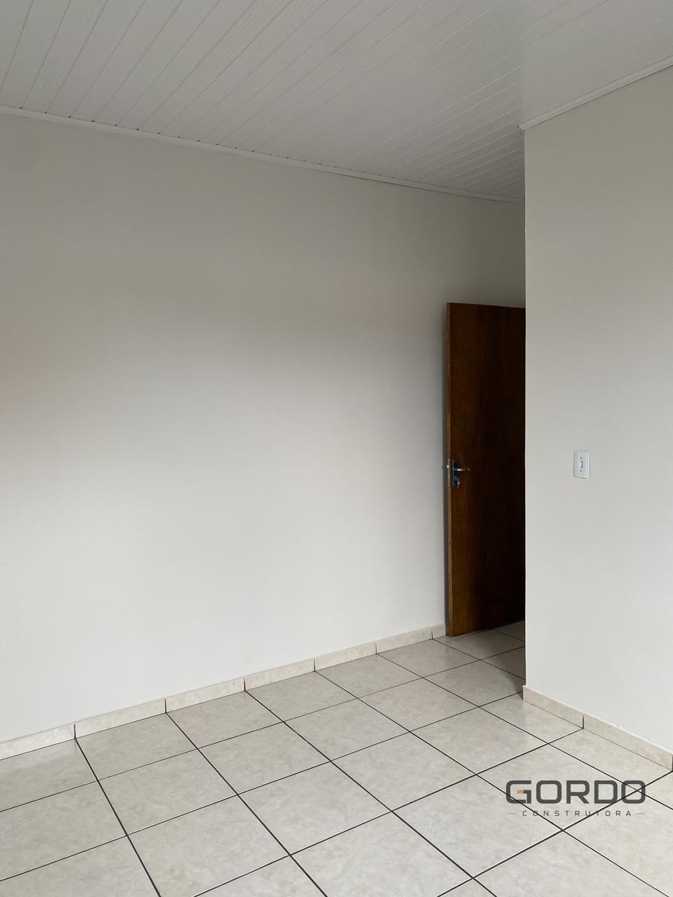 Quarto 1 reformado com pintura e piso novos
