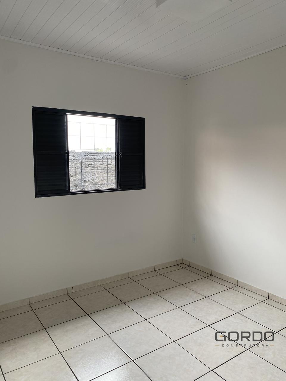 Quarto 2 reformado e iluminado