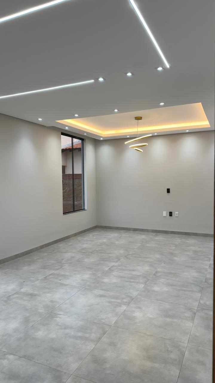 Sala de estar com gesso rebaixado e iluminação em LED